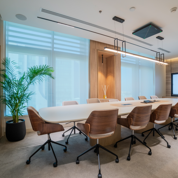 مكتب ماسكو | غرفة الاجتماعات بعد التنفيذ | فكرة التصميم